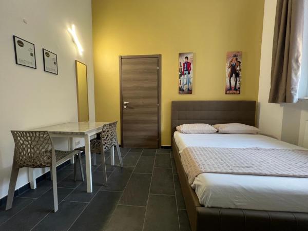 Hostel Turin Metro Young : photo 7 de la chambre chambre double avec salle de bains privative