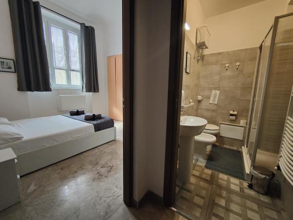 Hostel Turin Metro Young : photo 4 de la chambre chambre double avec salle de bains privative