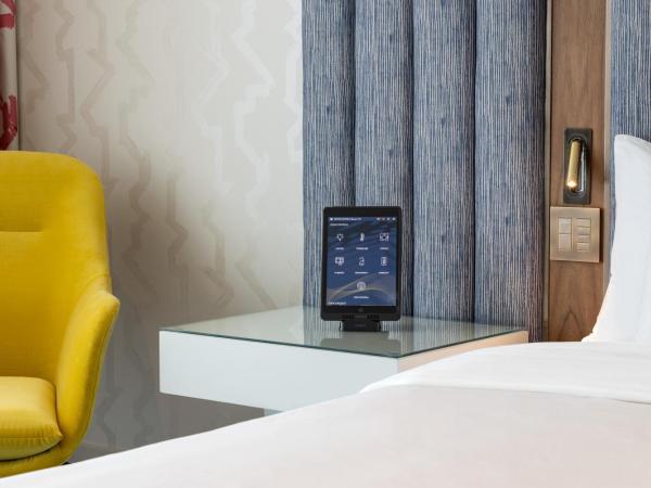 Lake Nona Wave Hotel : photo 4 de la chambre chambre lit king-size avec balcon - accessible aux personnes à mobilité réduite