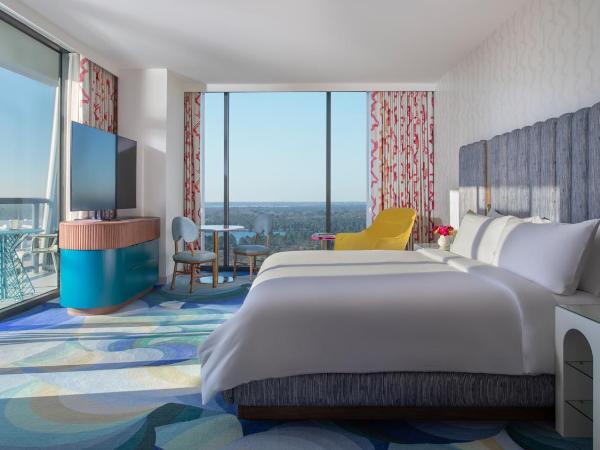 Lake Nona Wave Hotel : photo 1 de la chambre chambre lit king-size avec balcon - accessible aux personnes à mobilité réduite