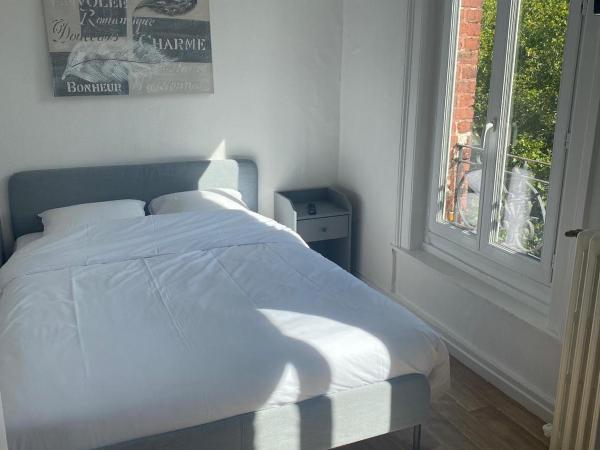 HOTEL DU CENTRE : photo 1 de la chambre chambre double avec salle de bains commune