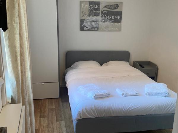 HOTEL DU CENTRE : photo 1 de la chambre chambre double avec toilettes communes