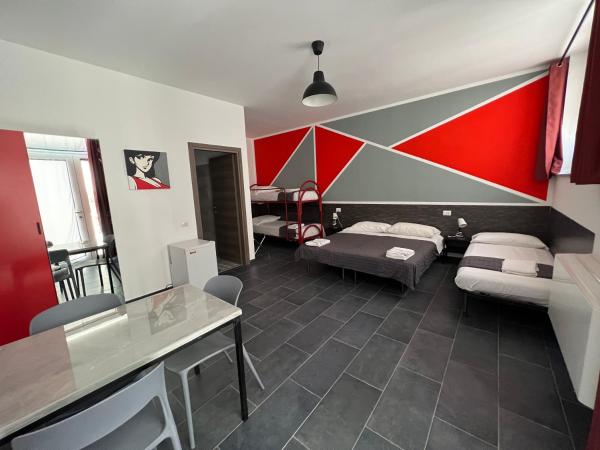 Hostel Turin Metro Young : photo 3 de la chambre chambre familiale avec salle de bains privative