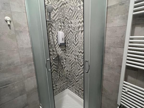 Hostel Turin Metro Young : photo 8 de la chambre chambre familiale avec salle de bains privative