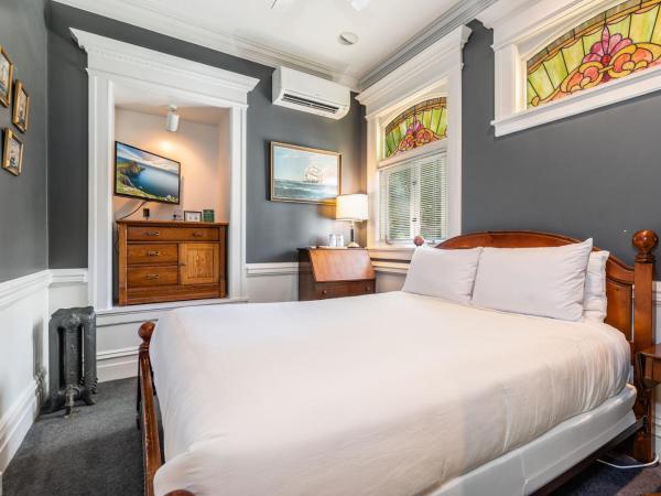 Seattle Gaslight Inn : photo 6 de la chambre chambre lit queen-size deluxe 101 - salle de bains privative