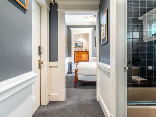 Seattle Gaslight Inn : photo 7 de la chambre chambre lit queen-size deluxe 101 - salle de bains privative