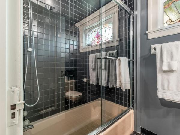 Seattle Gaslight Inn : photo 8 de la chambre chambre lit queen-size deluxe 101 - salle de bains privative