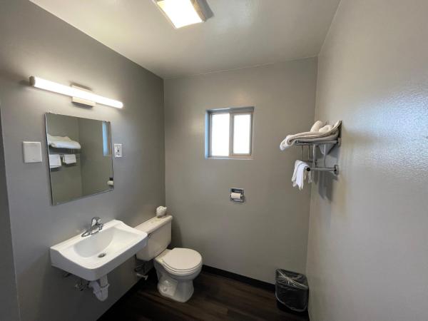 Holiday Motel : photo 10 de la chambre chambre simple avec salle de bains 