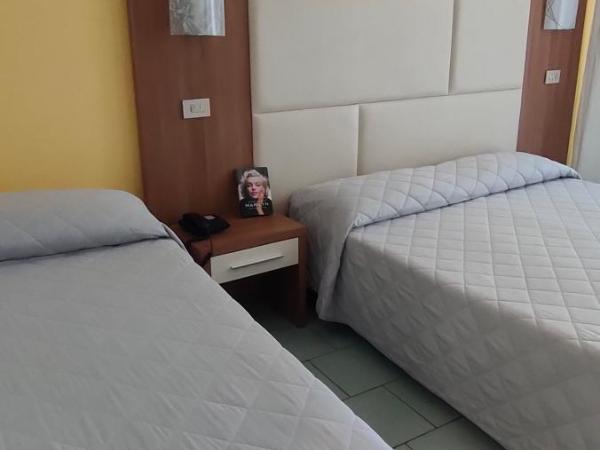 Aura Living Hotel : photo 2 de la chambre chambre triple standard