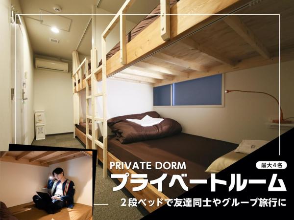 Roots Hostel : photo 1 de la chambre chambre avec lits superposés et salle de bains commune