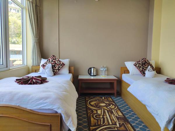 Hotel High Ground Inn Sarangkot : photo 1 de la chambre chambre lits jumeaux - vue sur montagne
