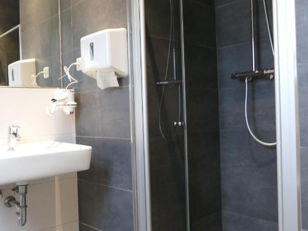 Pension Sölde : photo 5 de la chambre chambre lits jumeaux standard avec salle de bains commune