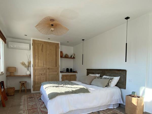 Chambre carpediem : photo 1 de la chambre chambre lit king-size - vue sur piscine