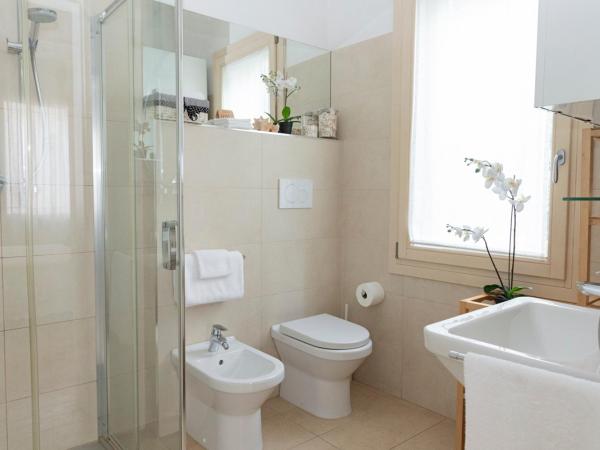 B&B Villa Rosa : photo 4 de la chambre chambre double avec salle de bains privative