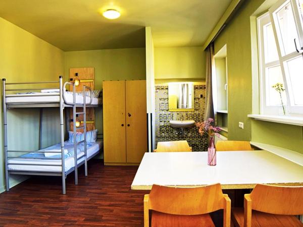 Amstel House Hostel : photo 5 de la chambre chambre quadruple avec salle de bains