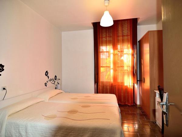 Pensión Borrás : photo 5 de la chambre chambre double ou lits jumeaux avec salle de bains commune