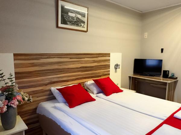 Arkadia Hotel & Hostel : photo 6 de la chambre chambre double ou lits jumeaux avec salle de bains privative