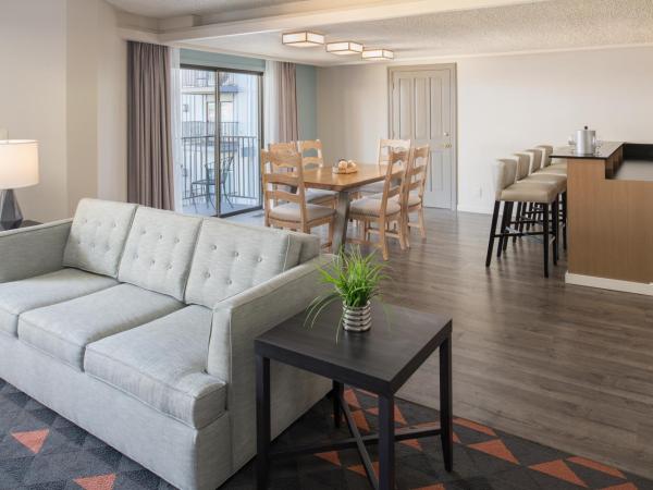 Holiday Inn Portland - Columbia Riverfront, an IHG Hotel : photo 4 de la chambre suite 1 chambre lit king-size - vue sur cour