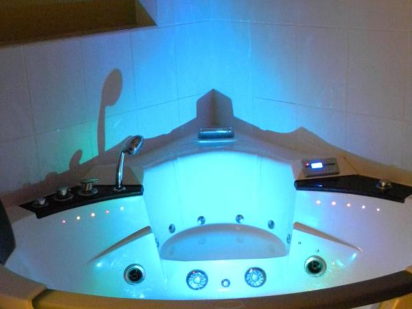 Villa Mogador Piscine et Balnéo : photo 10 de la chambre suite deluxe avec baignoire spa