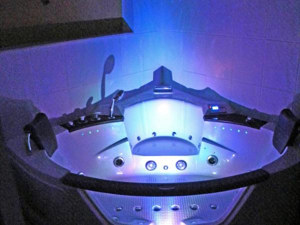 Villa Mogador Piscine et Balnéo : photo 9 de la chambre suite deluxe avec baignoire spa