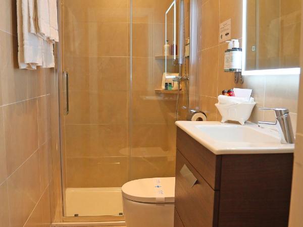 Kilronan House : photo 3 de la chambre chambre triple avec salle de bains privative 