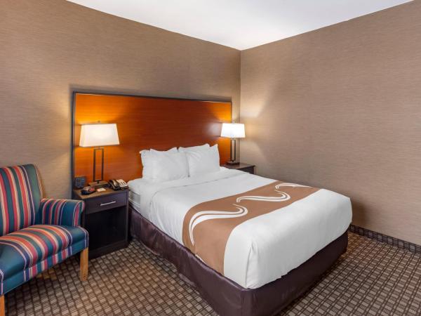 Quality Inn Toronto Airport : photo 7 de la chambre chambre lit queen-size