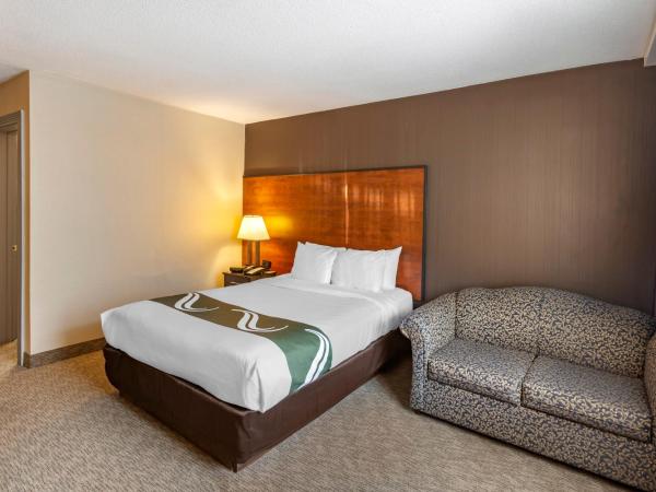 Quality Inn Toronto Airport : photo 5 de la chambre chambre lit queen-size avec canapé-lit - non-fumeurs