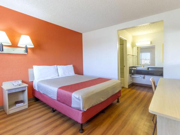 Motel 6-Phoenix, AZ - Airport - 24th Street : photo 1 de la chambre chambre lit queen-size
