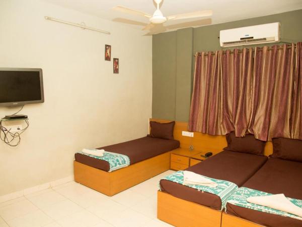 Srujan Sarai Service Apartment : photo 2 de la chambre chambre triple avec salle de bains privative