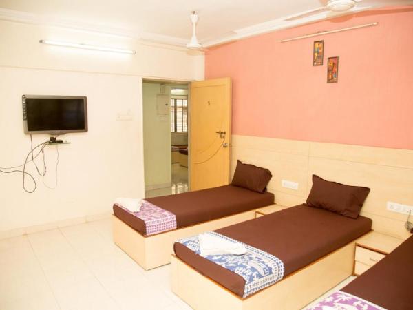 Srujan Sarai Service Apartment : photo 3 de la chambre chambre triple avec salle de bains privative