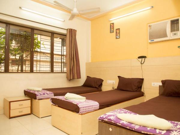 Srujan Sarai Service Apartment : photo 1 de la chambre chambre triple avec salle de bains privative