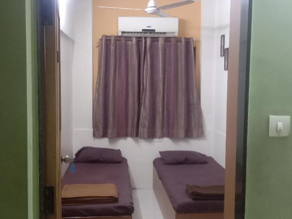 Srujan Sarai Service Apartment : photo 1 de la chambre chambre double avec salle de bains privative