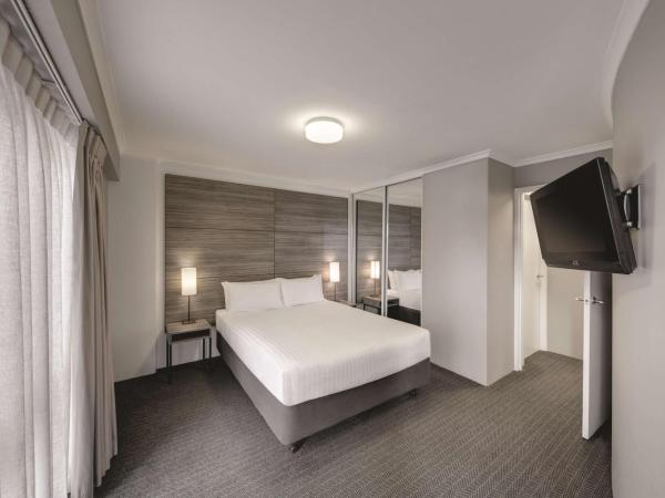 Adina Serviced Apartments Canberra James Court : photo 3 de la chambre appartement 1 chambre avec baignoire spa et balcon