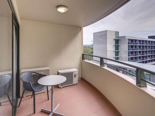 Adina Serviced Apartments Canberra James Court : photo 4 de la chambre appartement 1 chambre avec baignoire spa et balcon