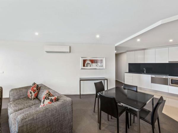 Adina Serviced Apartments Canberra Dickson : photo 5 de la chambre premier one bedroom apartment with spa bath