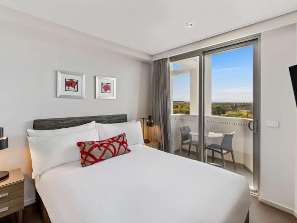 Adina Serviced Apartments Canberra Dickson : photo 6 de la chambre premier one bedroom apartment with spa bath