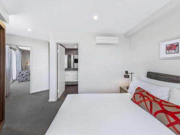 Adina Serviced Apartments Canberra Dickson : photo 7 de la chambre premier one bedroom apartment with spa bath