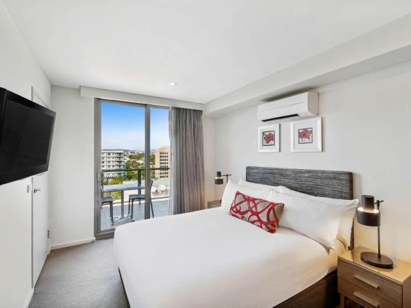 Adina Serviced Apartments Canberra Dickson : photo 8 de la chambre premier one bedroom apartment with spa bath