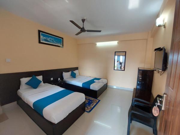 Golden Lake : photo 1 de la chambre chambre double avec balcon (2 adultes + 1 enfant)