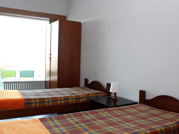 HI Viana do Castelo - Pousada de Juventude : photo 4 de la chambre chambre lits jumeaux avec salle de bains commune