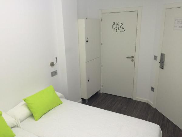 Chameleon Youth Hostel Alicante : photo 4 de la chambre chambre double
