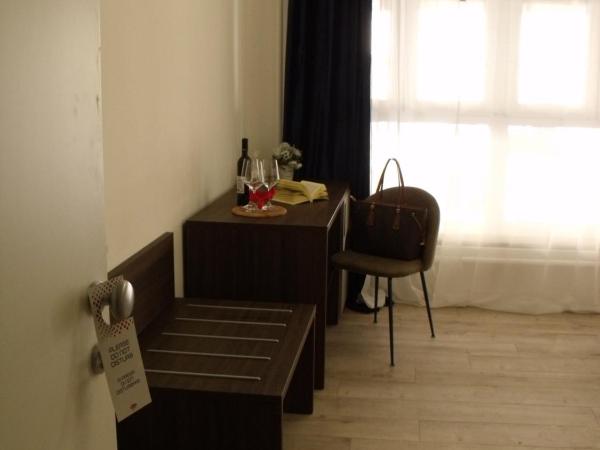 Hotel Plaza Ungheria : photo 9 de la chambre chambre double avec salle de bains privative