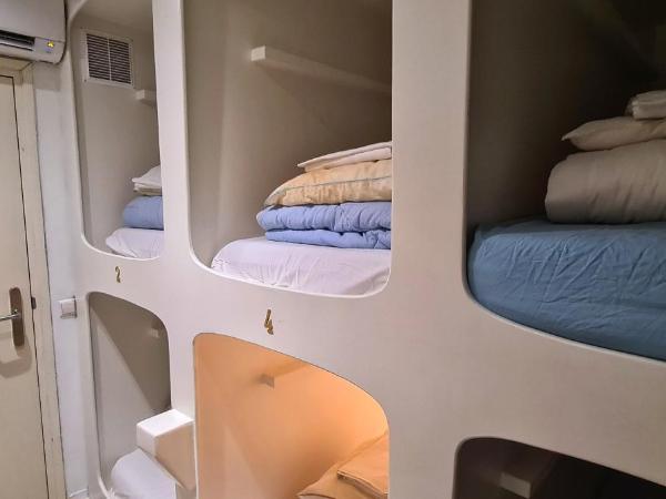 Hostel The Golden Stork : photo 2 de la chambre lit dans dortoir mixte de 6 lits