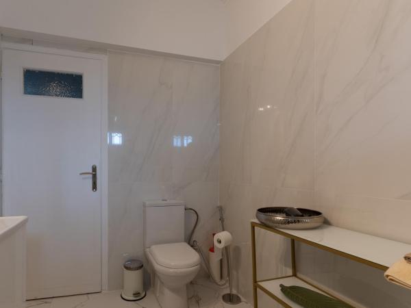 Ioanna's Hellenic Hospitality : photo 8 de la chambre chambre double ou lits jumeaux avec salle de bains privative