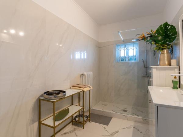 Ioanna's Hellenic Hospitality : photo 7 de la chambre chambre double ou lits jumeaux avec salle de bains privative