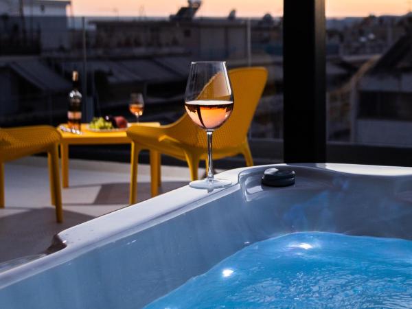 LUX&EASY Athens Downtown Residences : photo 6 de la chambre suite 2 chambres avec jacuzzi