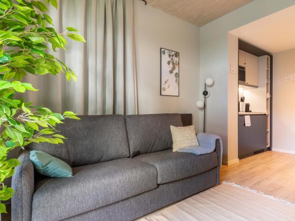 limehome Düsseldorf Stresemannstraße - Digital Access : photo 3 de la chambre suite avec canapé-lit et balcon