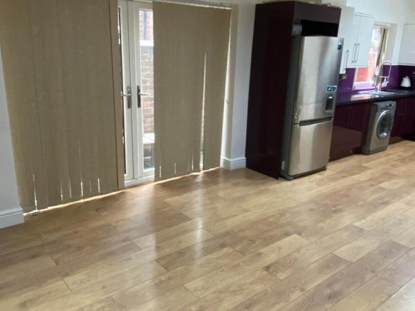 BIG ROOM rusholme WITH TV AND PRIVATE BATHROOM-parking&wifi : photo 3 de la chambre chambre familiale