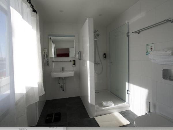 Hotel Merian : photo 4 de la chambre chambre familiale avec balcon