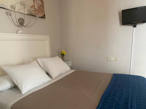 Hostal Moscatel : photo 3 de la chambre chambre lit queen-size avec baignoire spa
